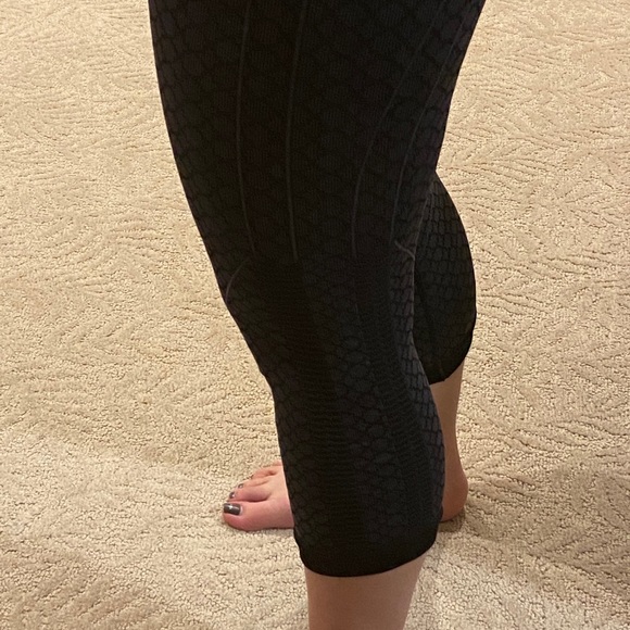 Lululemon In The Flow Crop Heathered Deep Coal 4 - Picture 4 of 10